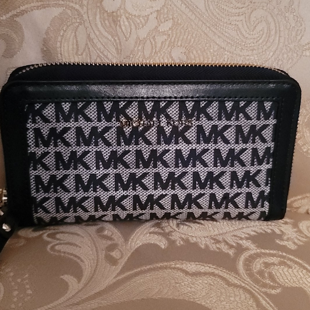 Authentic Michael Kors wristlet